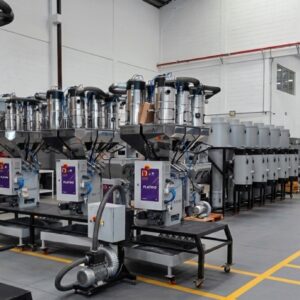 Sistema de alimentação para plástico com dosadores gravimétricos Vizuri conectados à extrusora